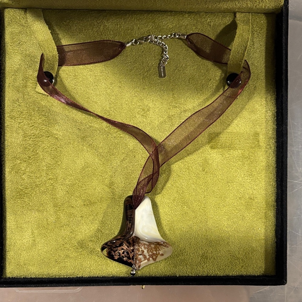 Elegant Brown and Cream Pendant Necklace